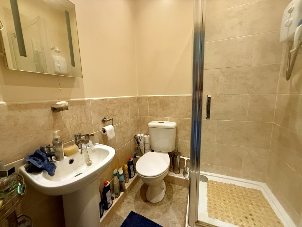 Lot: 223 - PAIR OF TWO-BEDROOM FLATS FOR INVESTMENT - Flat B En-suite